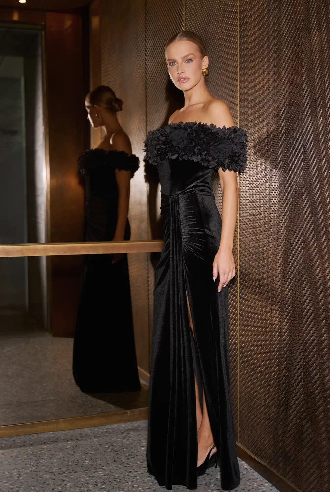 Klaudia – černé maxi šaty s květinovou ozdobou