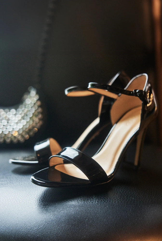 Zarina - Černé lakované sandály na podpatku