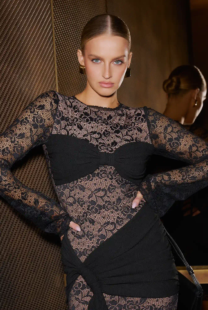 Ignis – černé krajkové mini šaty s šerpou na bocích