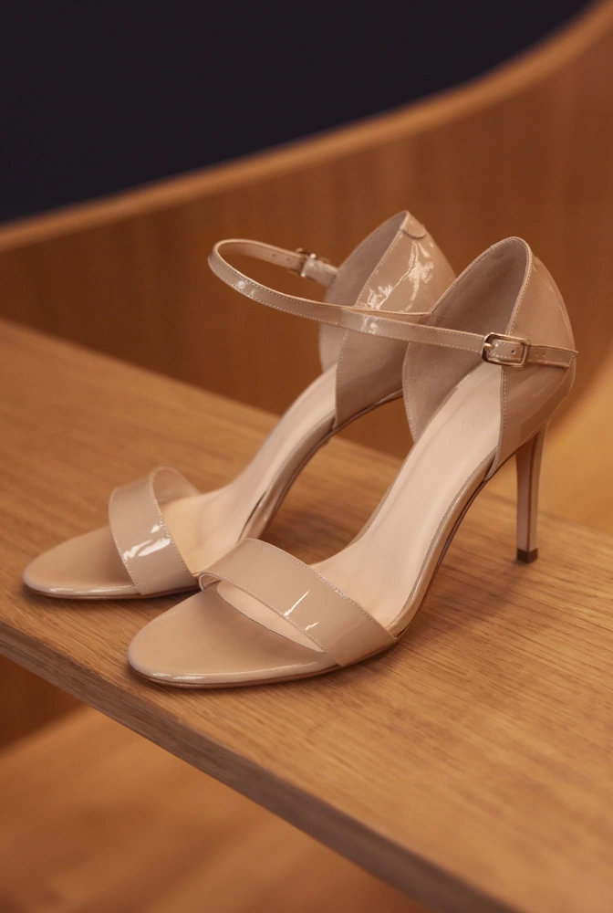 Zarina - Klasické lakované sandály v nahé barvě
